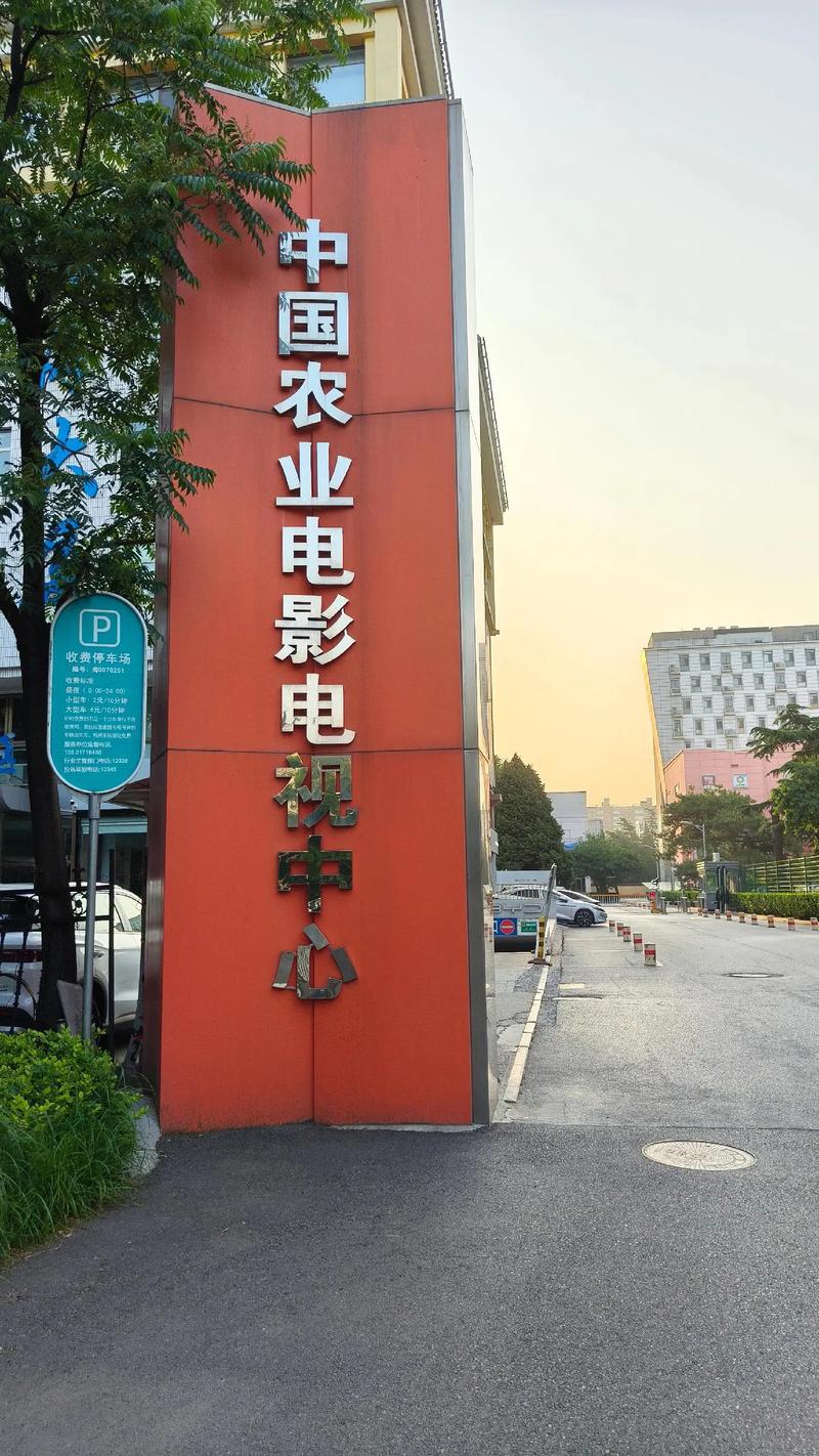 操老师美女的相关介绍