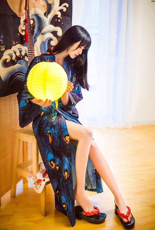 操美女老师的逼的相关介绍