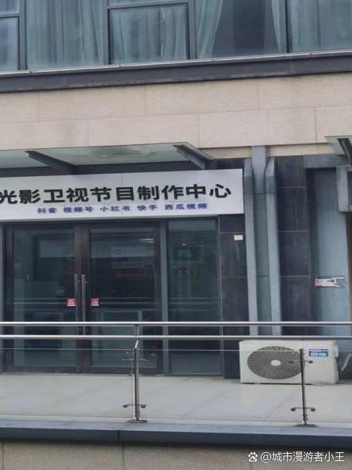 男女一边摸一边受不了的相关介绍