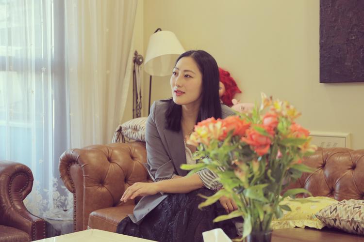 操了美女老师的相关介绍