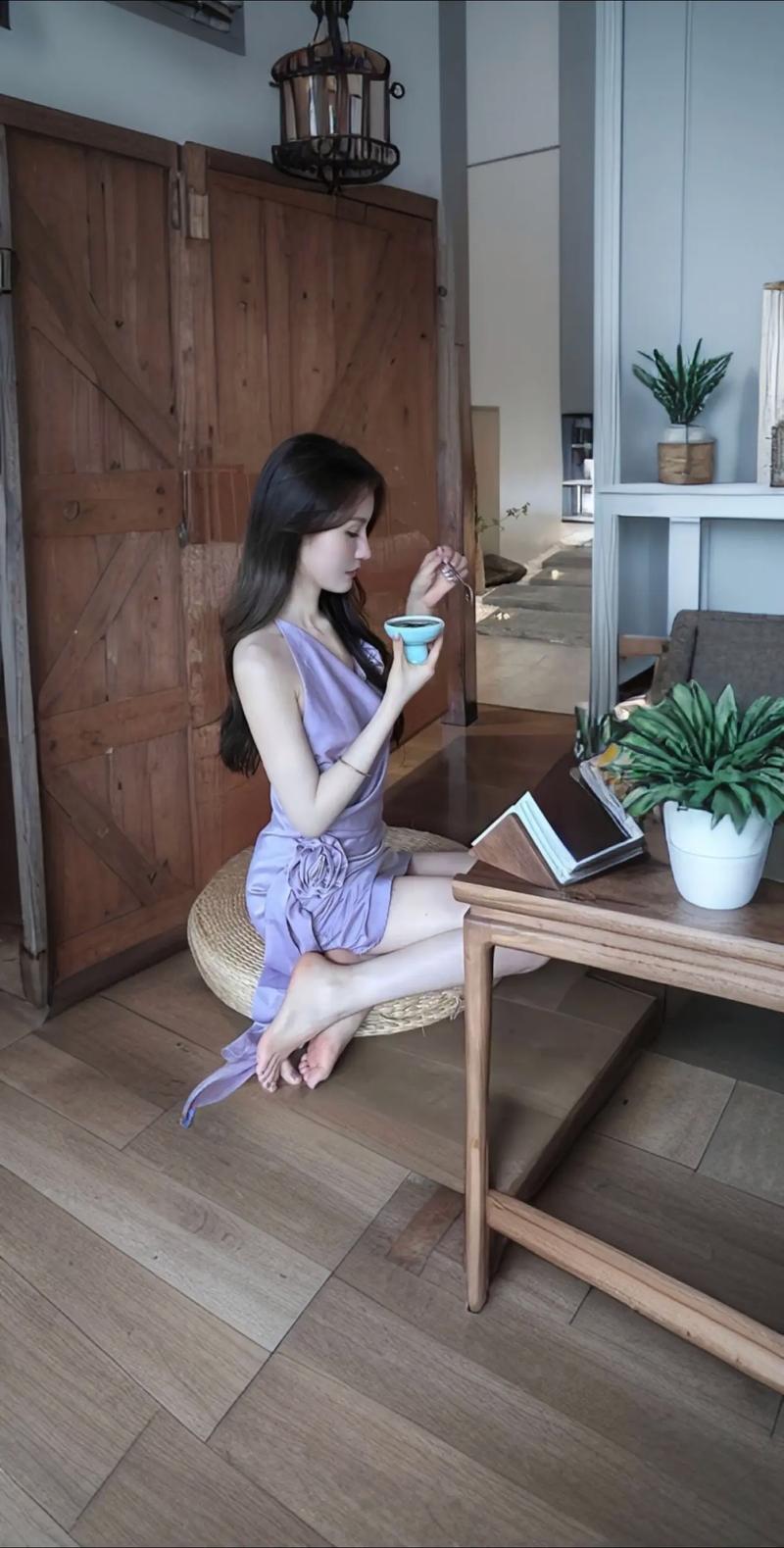 一边摸一边舔视频的相关介绍